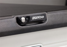 Load image into Gallery viewer, UnderCover 14-18 Chevy Silverado 1500 (19 Legacy) 5.8ft Elite Bed Cover - Black Textured